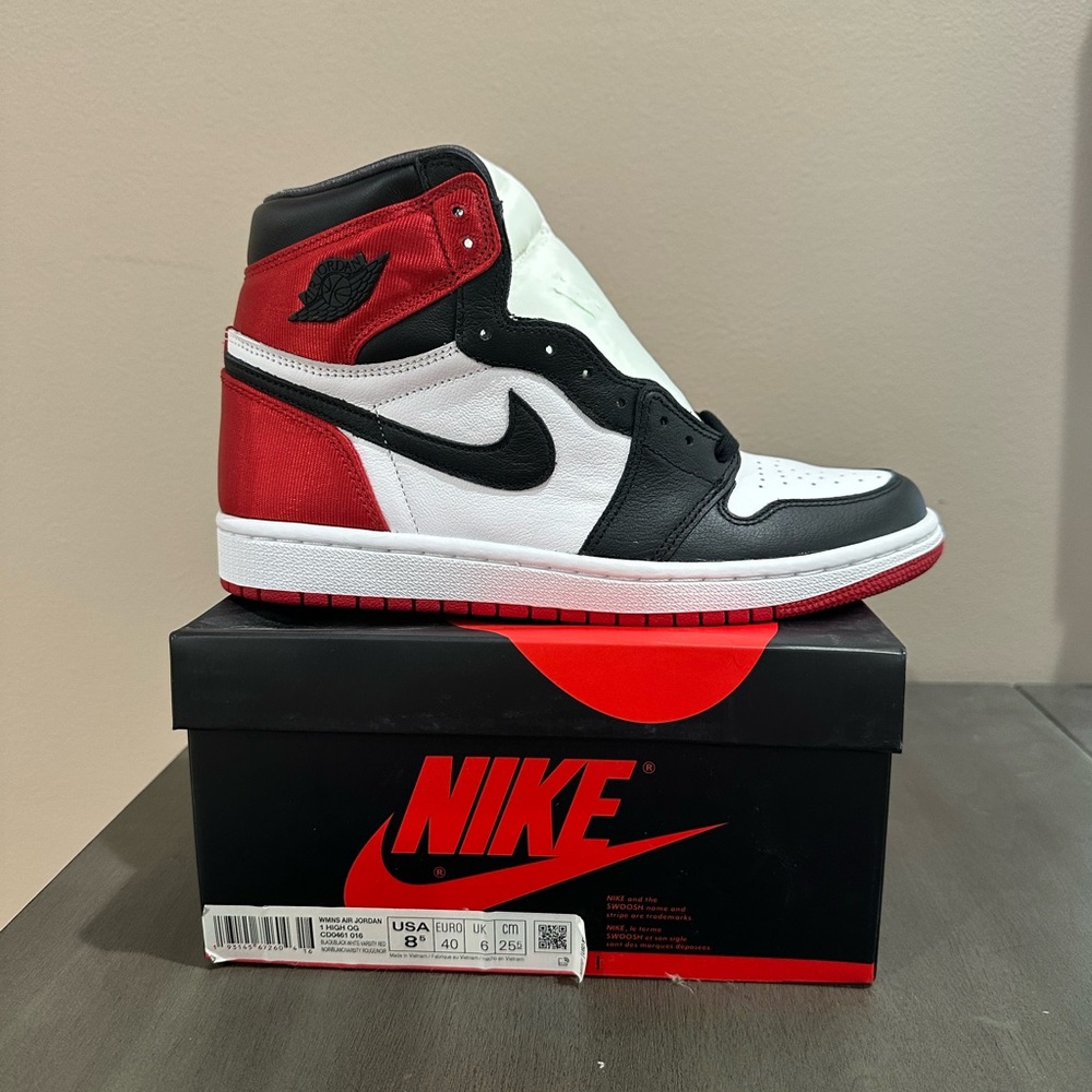 Air Jordan 1 Retro High 'Satin Black Toe' size 8.5w - Picture 3 of 9